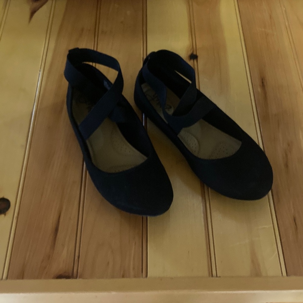 Chic Black Cross-Strap Flats